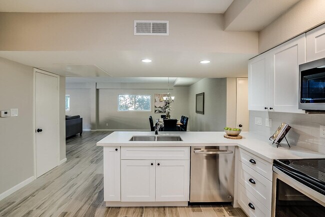 Building Photo - 351 E Thomas Rd