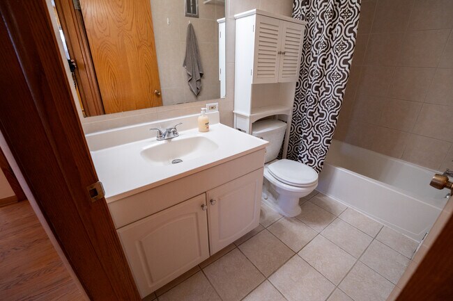 Building Photo - 7347 W Diversey Ave