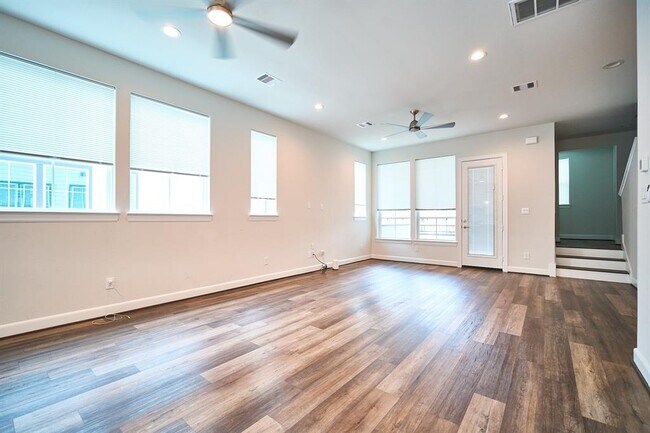 Building Photo - 2802 Grand Fountains Dr