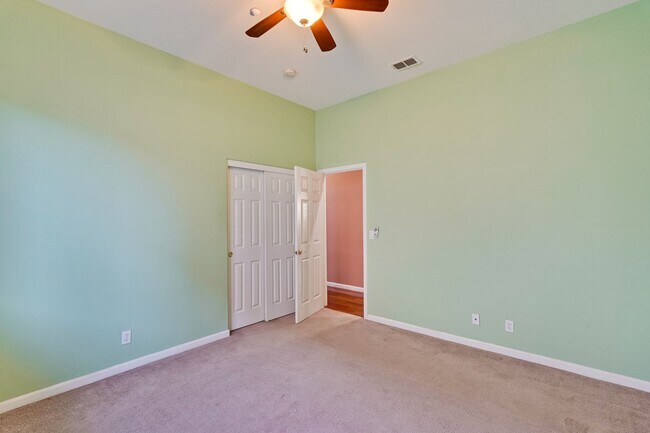 Building Photo - Spacious 3 Bedroom, 2 Bathroom Home with D...