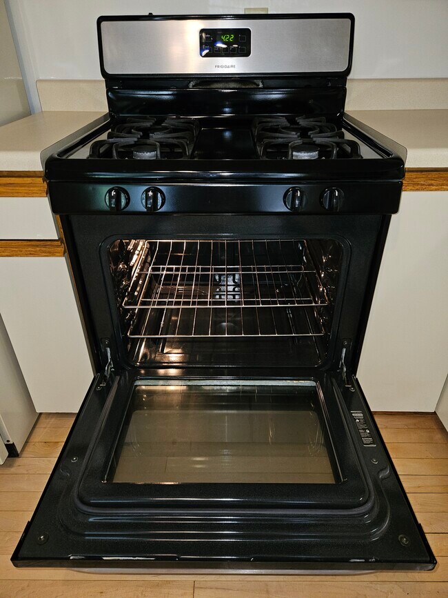 Building Photo - 1900 E Newberry Blvd