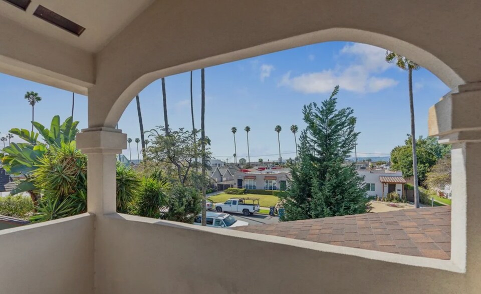 Building Photo - 2018 Hillcrest Dr