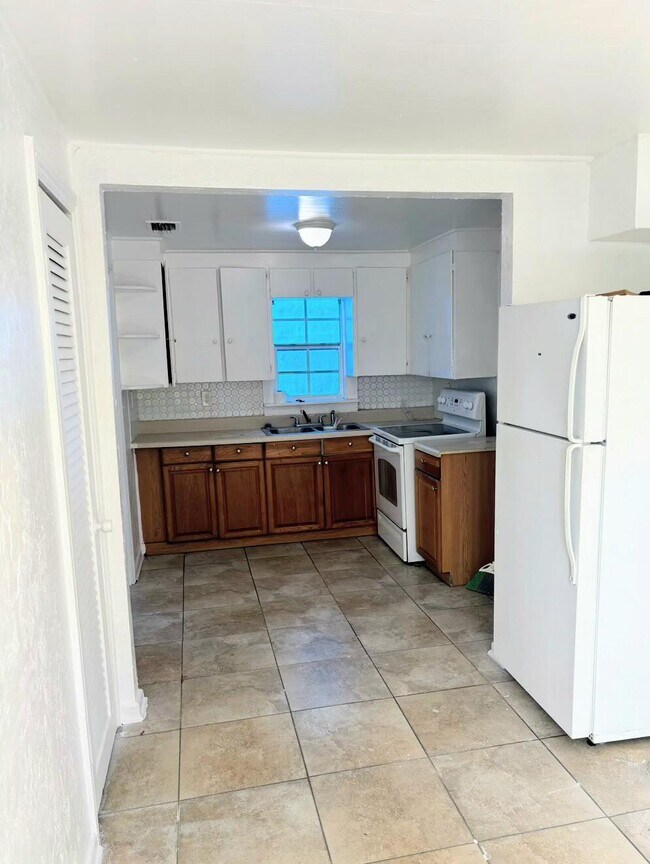 Building Photo - 804 Ridgewood Dr