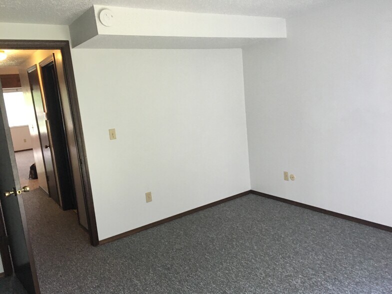 Building Photo - 804 Village Dr