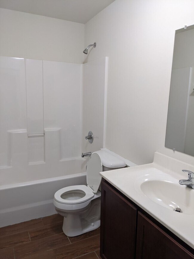 Building Photo - 3 bed/2 bath with 1 car garage for lease c...