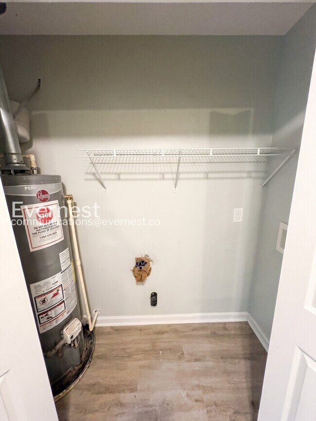 Building Photo - 3-Bed/1.5-Bath Modern Upgrades/ Pet Friendly/Available Now!