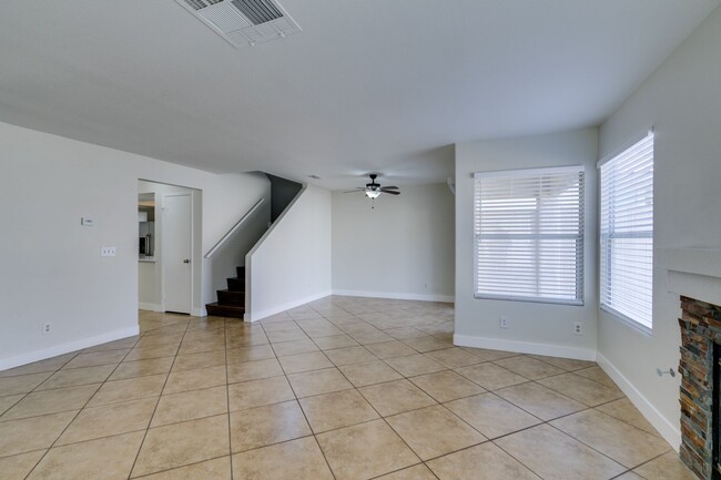 Building Photo - Charming 3 bedroom, 2.5 bathroom home near Summerlin