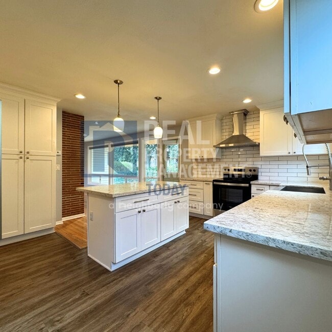 Building Photo - Charming 3 Bedroom Move In Ready!