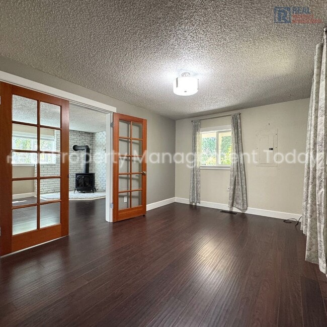 Building Photo - Charming 5 Bedroom + Huge yard!