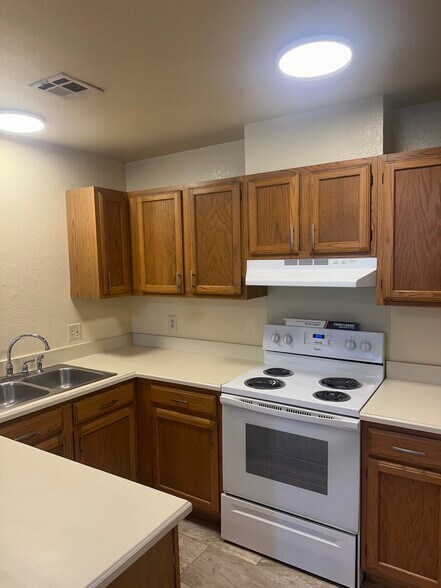 Building Photo - 9810 Walnut Ln