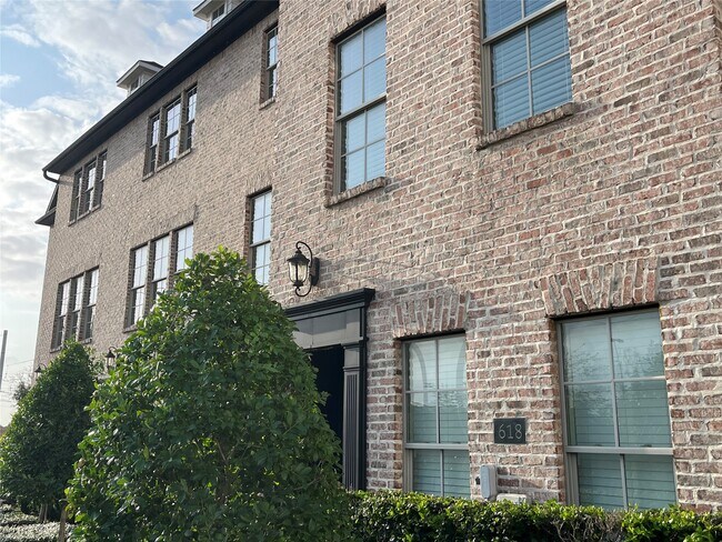 Building Photo - 616 Delano St