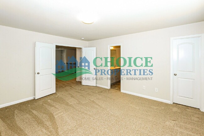 Building Photo - Perfect location in University!