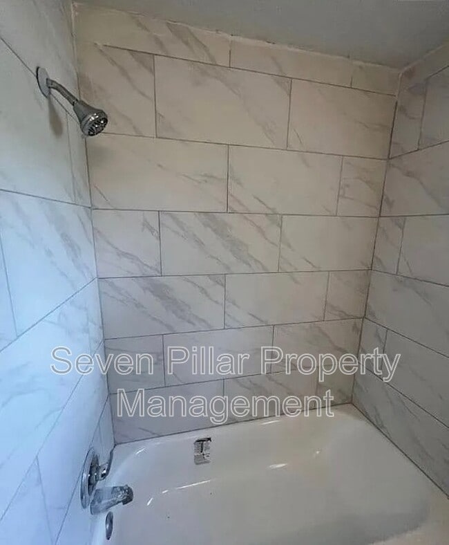 Building Photo - 323 S Napoleon Ave