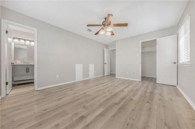 Building Photo - 804 Val Verde Dr