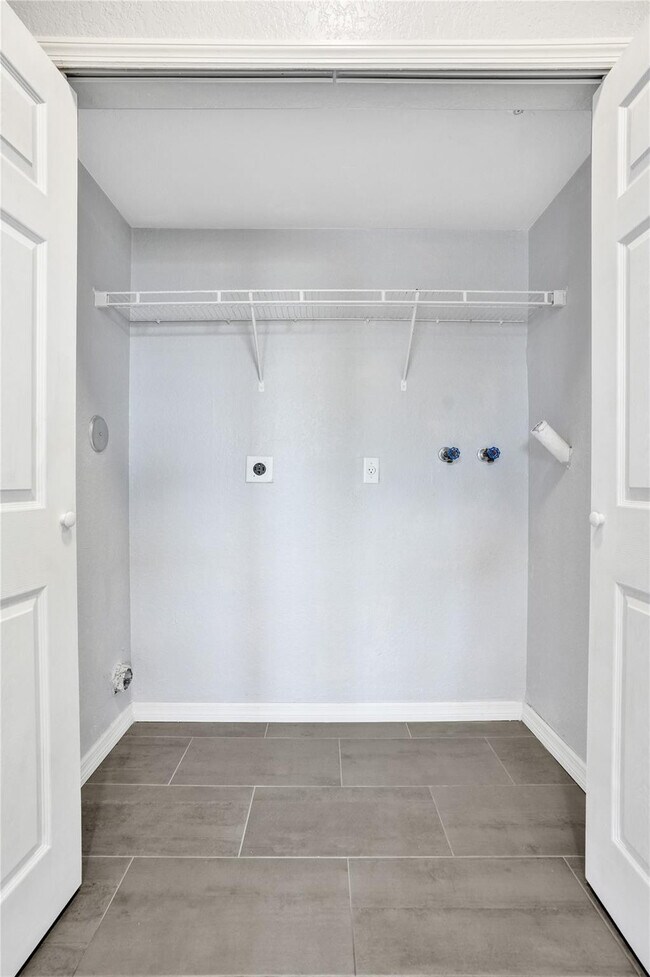 Building Photo - 2137 Shoma Dr