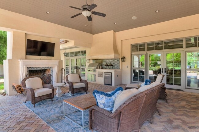 Building Photo - 6248 E Montecito Ave