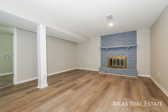 Building Photo - $500 off Move-In Costs and 4 WEEKS FREE RE...