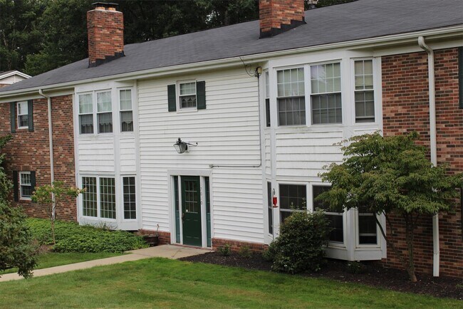 Building Photo - 7010 Carriage Hill Dr
