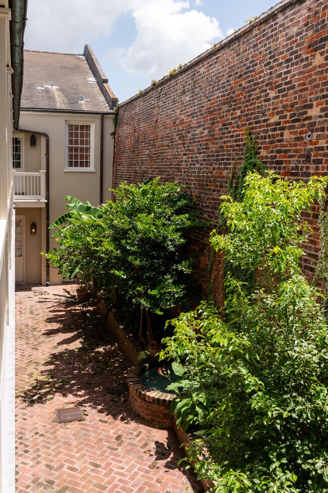 Building Photo - 1018 Bienville St