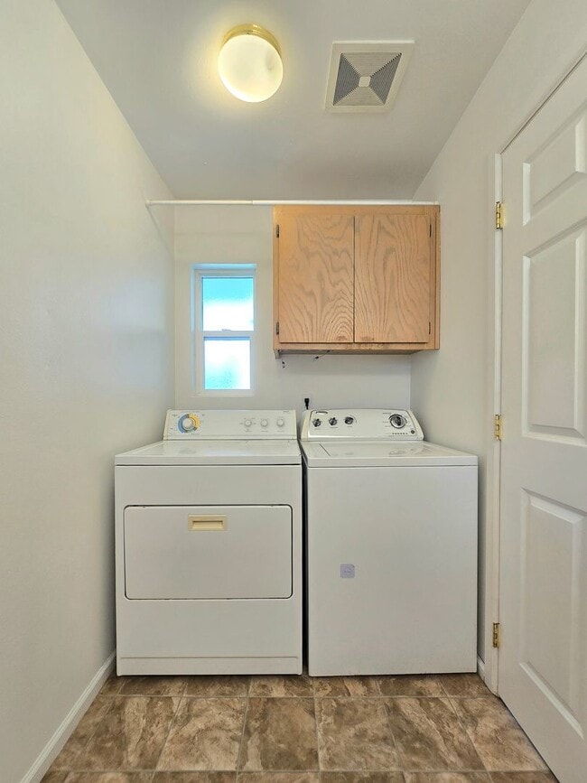 Building Photo - 1205 Frontier Cir E