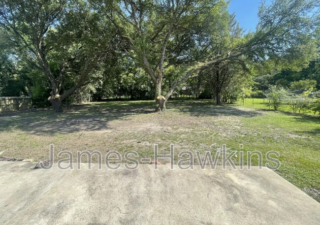 Building Photo - 2124 Greenview Dr