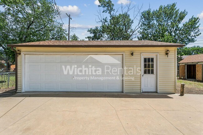 Building Photo - 4 bedroom 2 bathroom