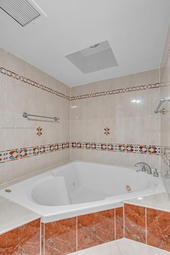 Building Photo - 121 Crandon Blvd