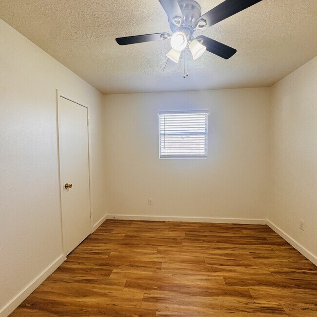 Building Photo - Welcome home to your 2 Bedroom | 1 Bathroom Apartment located in Nederland, TX.