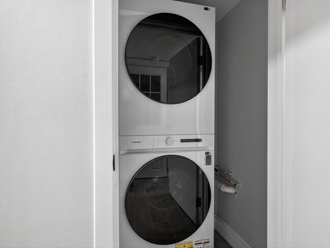 Building Photo - 111 Sharon St