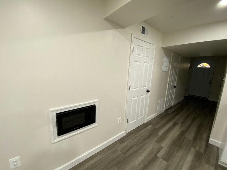 Building Photo - 353 Daleview Dr