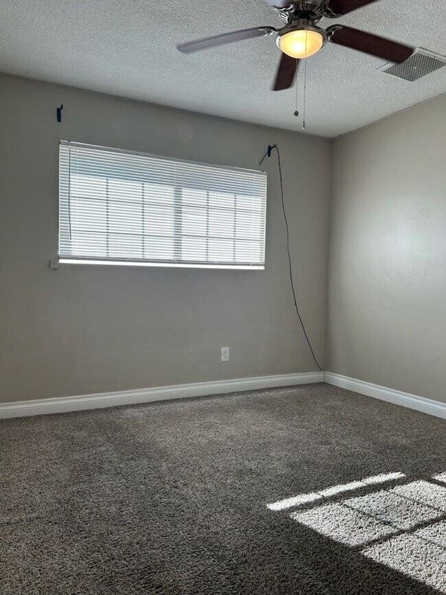 Building Photo - 702 W Atkins Ave