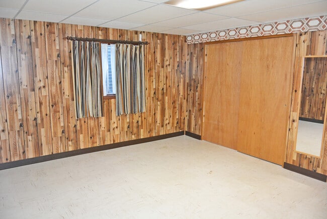 Building Photo - Town Home