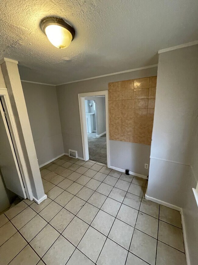 Building Photo - SECTION 8 ONLY! INSPECTION READY 3-BEDROOM...