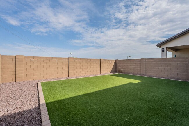 Building Photo - Solar Powered Home in Heart of Peoria!