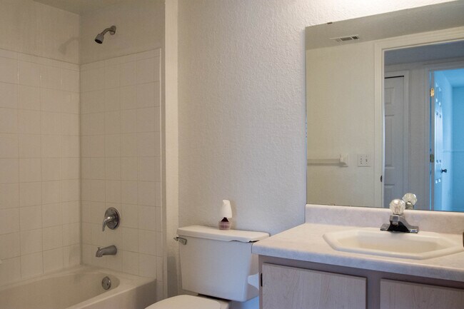 Building Photo - Second Floor Apartment with Balcony View! ...