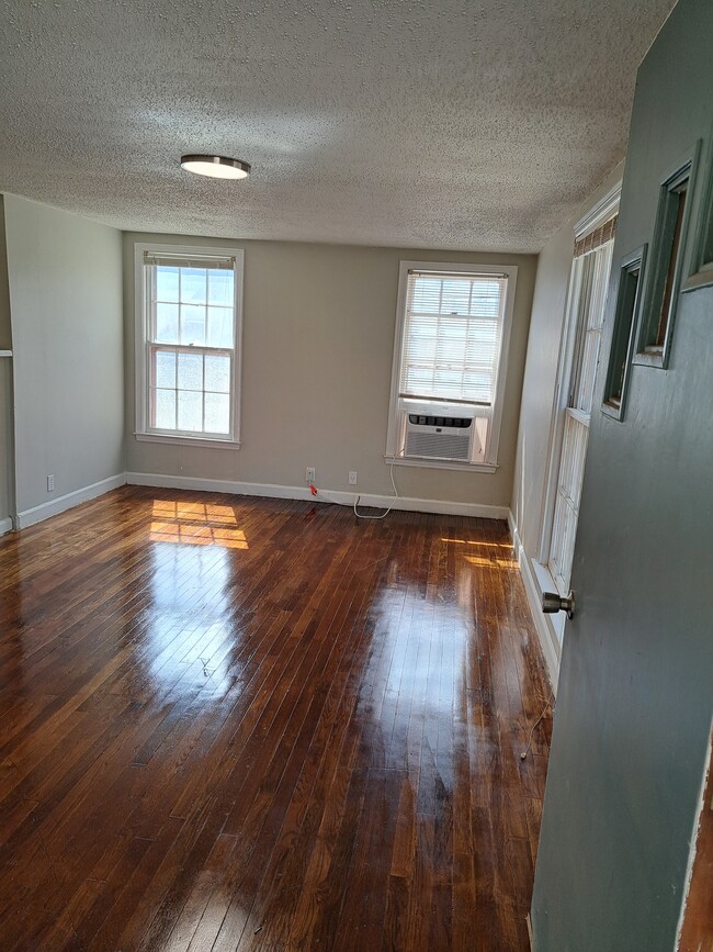 Building Photo - 844 Chestnut St