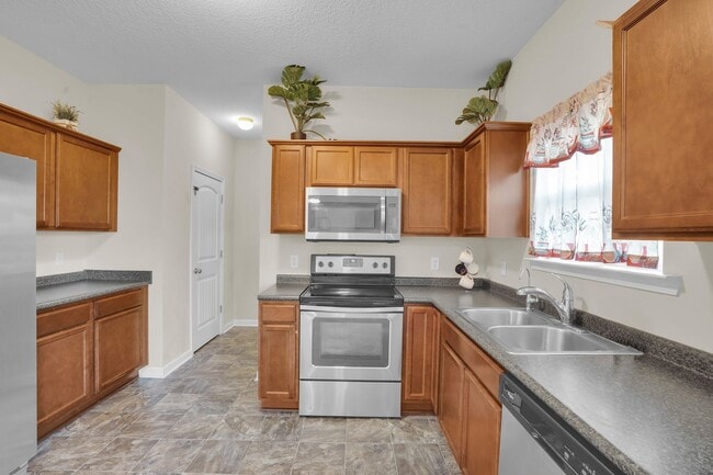 Building Photo - Like New Home for Rent in Hinesville!