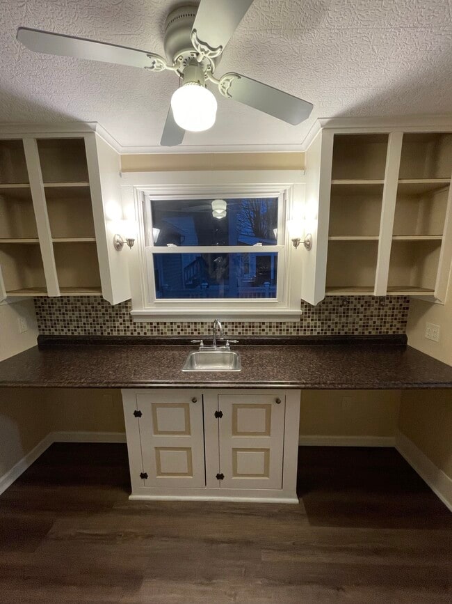 wet bar in kitchen area - 2310 Old Berwick Rd
