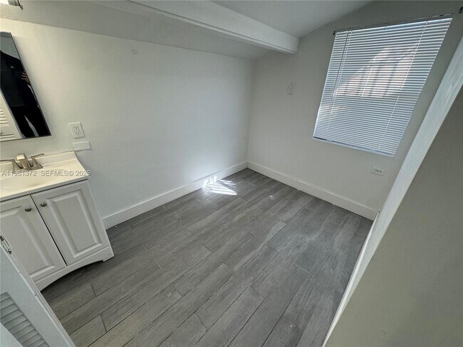 Building Photo - 10245 SW 37th Terrace