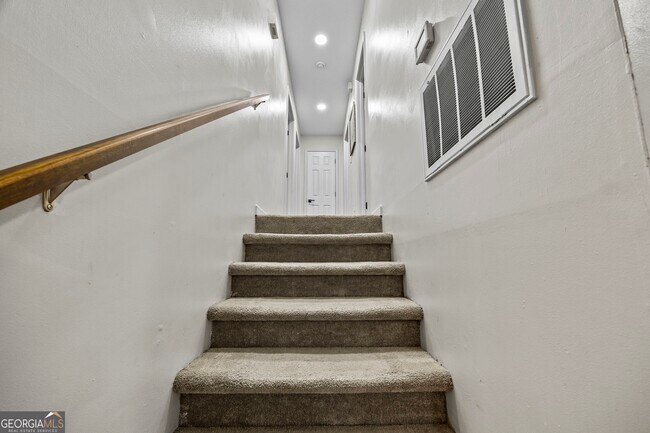 Building Photo - 527 University Cir