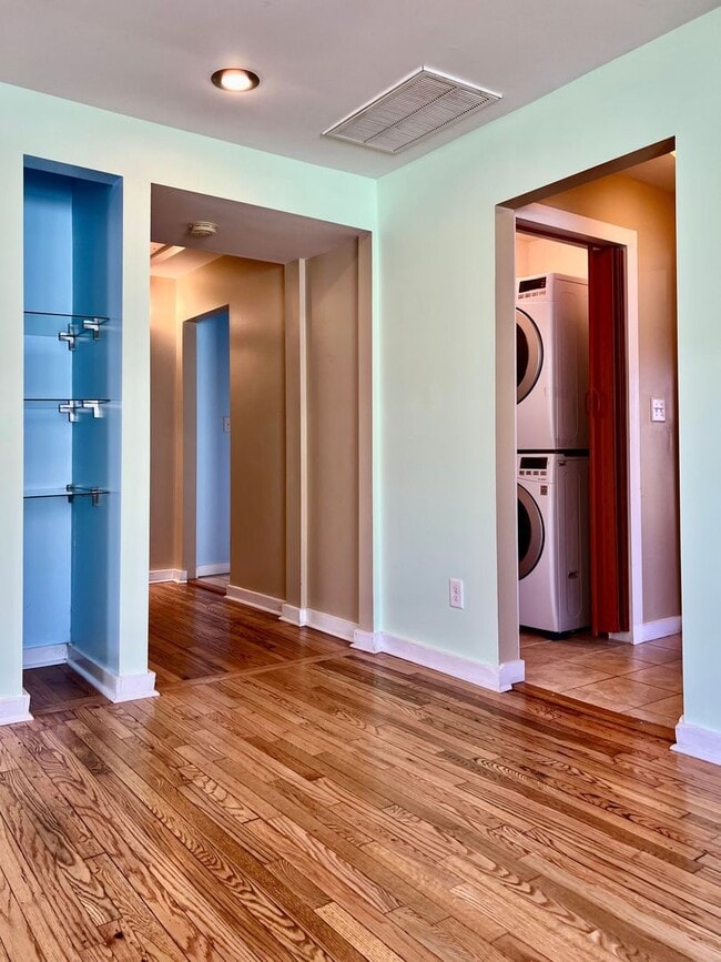 Building Photo - Beautiful and Spacious 5 Bedroom + 3 Bath Home w/ Office close to Downtown!