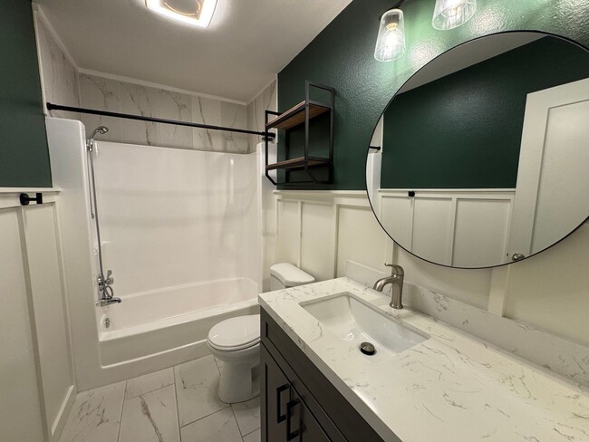 Building Photo - Beautiful Modern 3BD/2BA Home with AC & Pr...