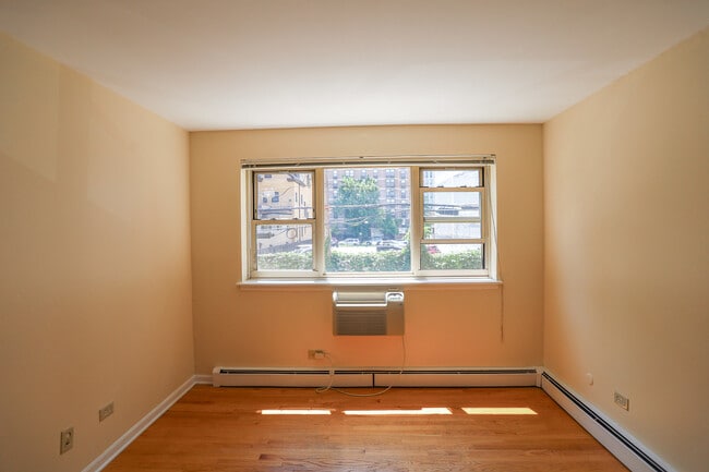 Building Photo - 521 W Briar Pl