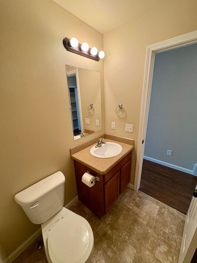 Building Photo - Beautiful 3 bedroom 2 bathroom home locate...