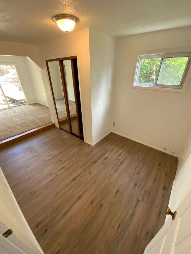 Building Photo - Tacoma home 3bdr 1.5 bath 1 car garage att...