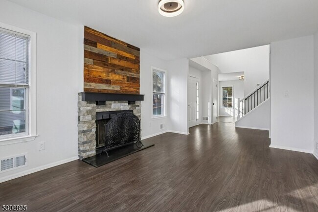 Building Photo - 13 Winding Brook Rd