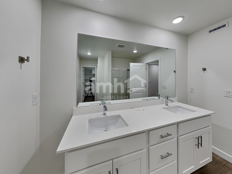 Building Photo - 1256 W Mahogany St