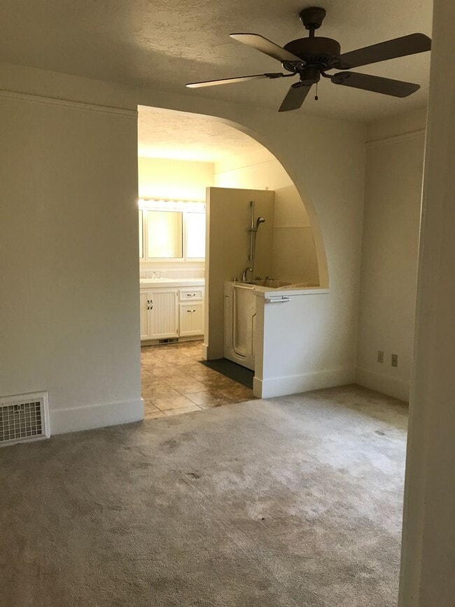 Building Photo - 212 N 6th Ave