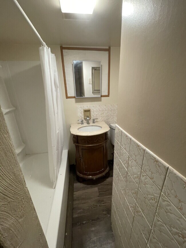 Building Photo - Spacious 3 bedroom with Off street parking!