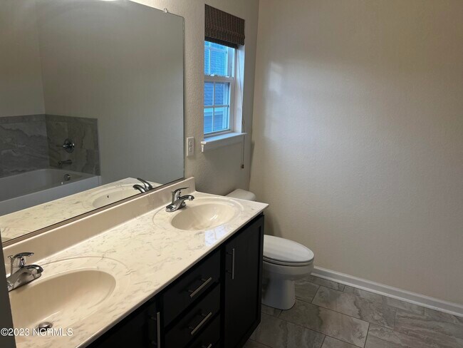 Building Photo - 101 E Point Estates Ct